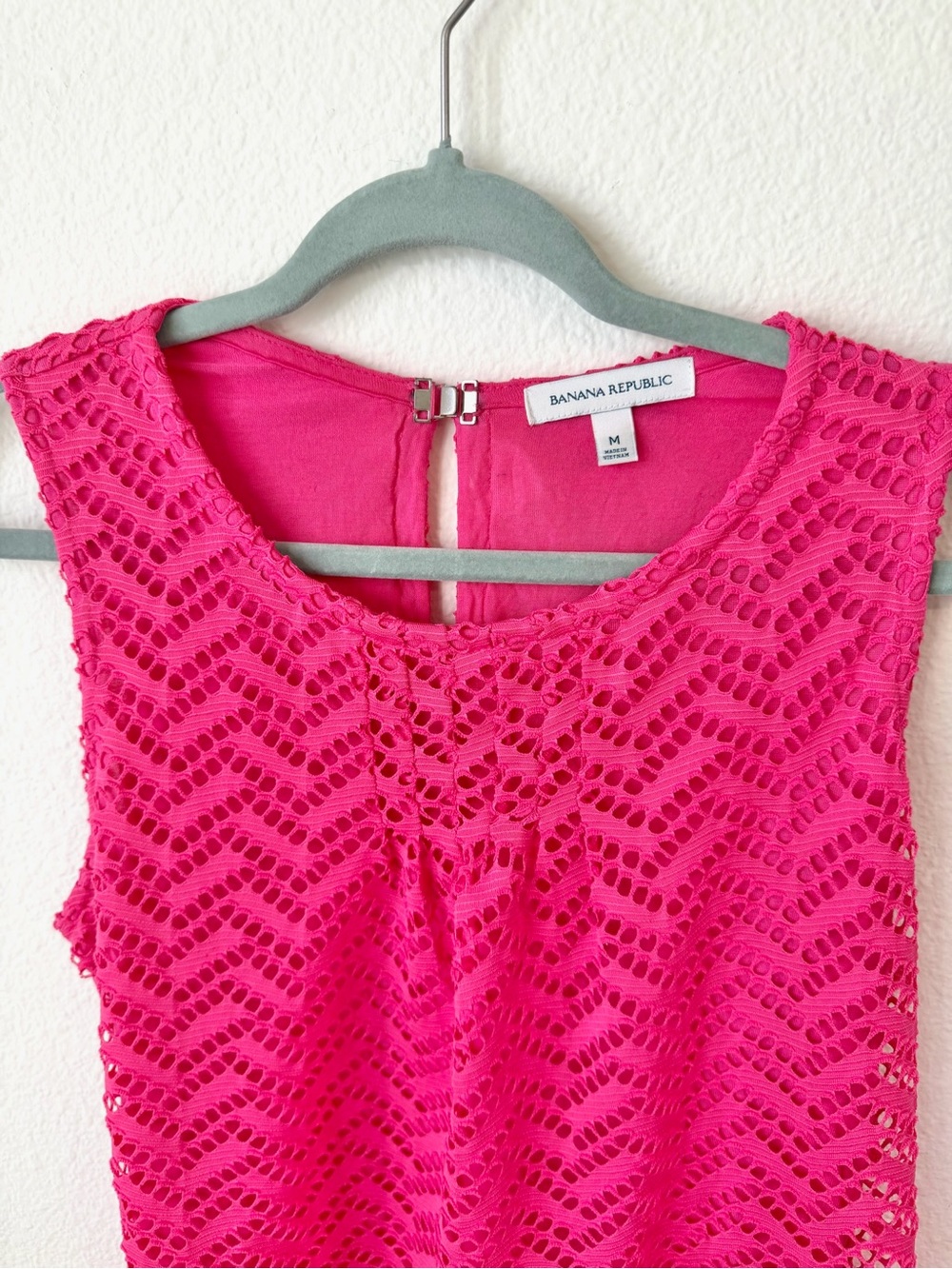 Banana Republic Women’s Tank Top Chevron Lace Overlay Sleeveless Hot Pink Size M - Picture 3 of 10